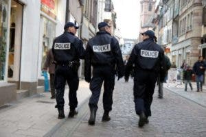 Tres hombres roban varios millones de euros en joyería de París