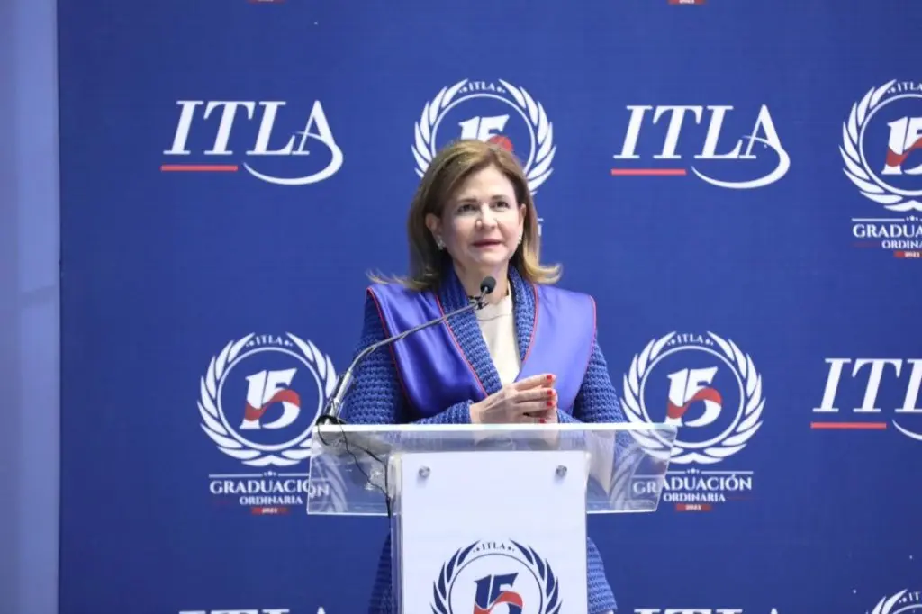 La vicepresidenta Raquel Peña en su discurso en el acto de graduación del ITLA