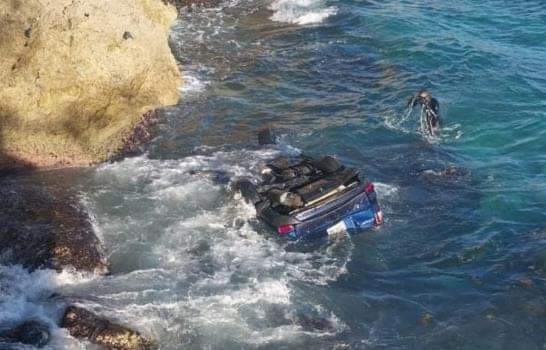 Un muerto y un herido tras yipeta caer al mar en Las Américas