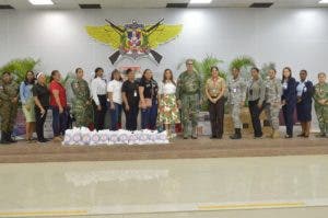 Asociación de Esposas de Oficiales FFAA agasaja a madres