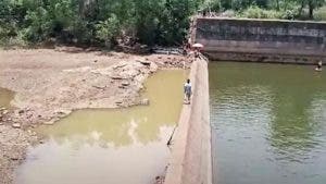 ¡Insólito!: Funcionario vacía una presa de agua para recuperar su móvil en la India