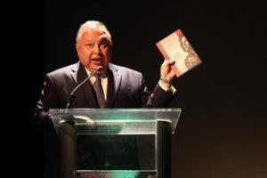 Presentan libro homenaje a Monina