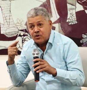 Ambientalistas rechazan nueva barcaza en playa Los Negros