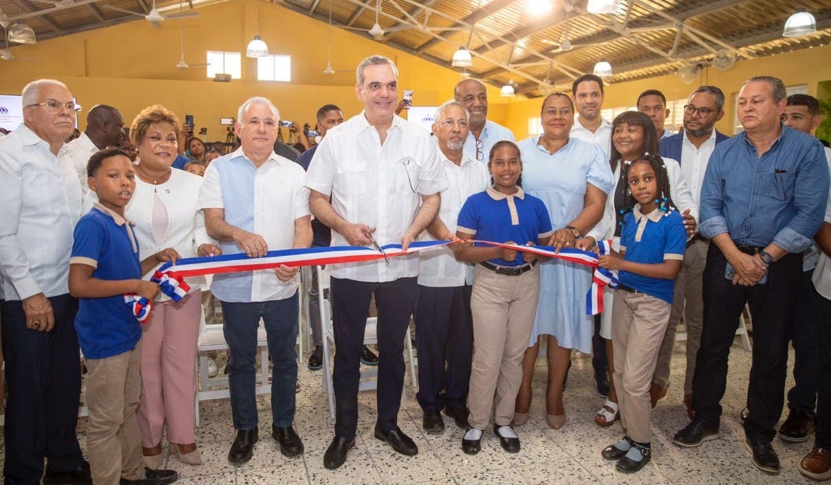 Abinader inaugura escuela en Los Guaricanos