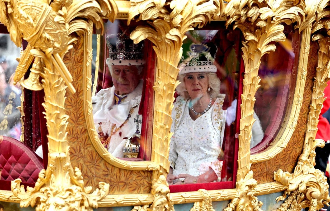 Carlos III y Camila inician procesión a Buckingham tras ser coronados