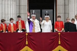 El rey Carlos III saluda desde el balcón de Buckingham sin su hijo Enrique