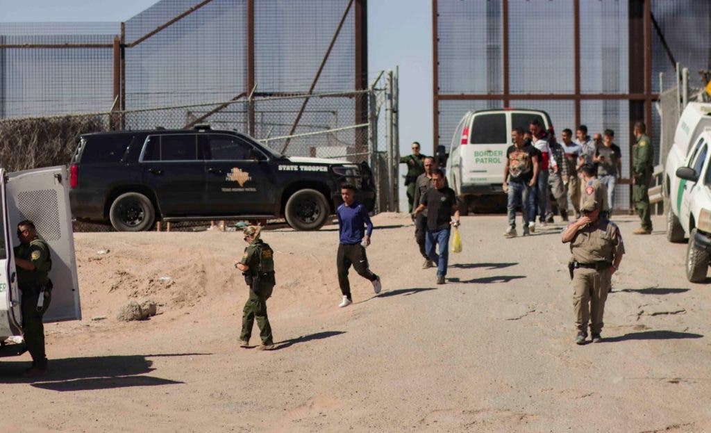 EL PASO (ESTADOS UNIDOS).- Migrantes detenidos son llevados por miembros de la Patrulla Fronteriza estadounidense a un vehículo, junto al muro fronterizo en El Paso, Texas (EE.UU). La Patrulla fronteriza de Estados Unidos ha detenido a 2.500 migrantes en las últimas 48 horas y espera concluir su procesamiento y traslado a sus instalaciones en las próximas 24 horas, anunció este jueves el jefe de la Patrulla Fronteriza a nivel nacional. Los migrantes proceden de México, Raúl Ortiz. EFE/ Jonathan Fernández
