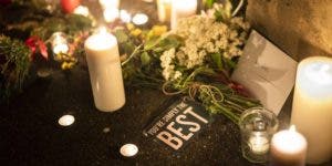 Fans de Tina Turner dejan velas y flores en su casa