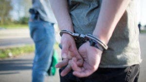 Detienen adolescente por falsas amenazas de bomba dirigidas a escuelas en Florida