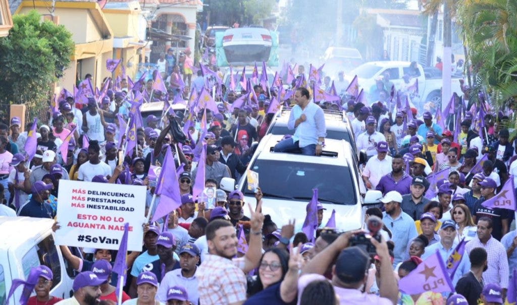 El candidato presidencial del PLD, Abel Martínez, durante un recorrido por la provincia de Hato Mayor