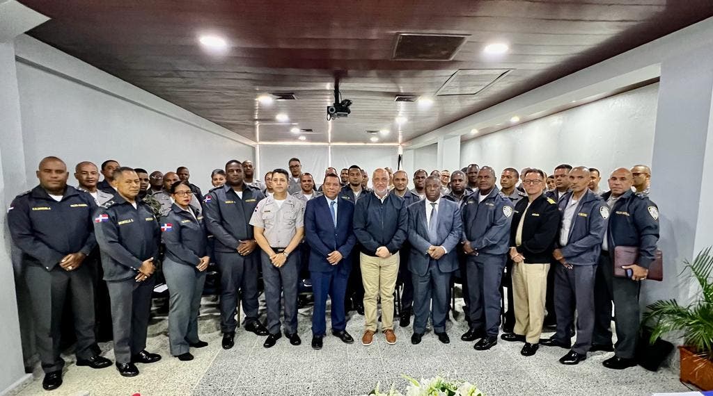 Ipes capacita a 45 oficiales sobre función policial