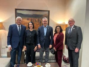 Abinader llega a Londres para participar en actos de coronación del rey Carlos III