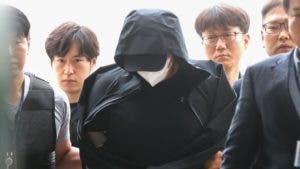 Emiten orden de arresto contra hombre que abrió puerta de emergencia de avión