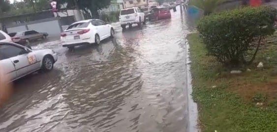 Siguen inundaciones por lluvias en el Cibao