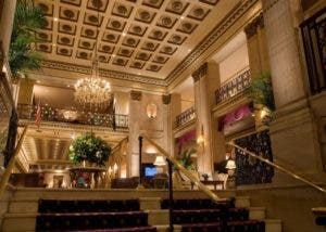 Lujoso hotel Roosevelt será reabierto para alojar a inmigrantes con niños
