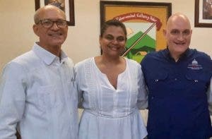 Propone al Ministro de Economía creación cooperativa de reciclaje para Villa González