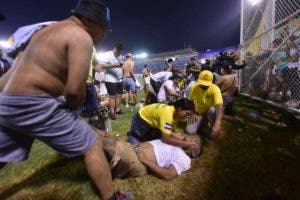 Señalan sobreventa de entradas y boletos falsos en tragedia en estadio salvadoreño