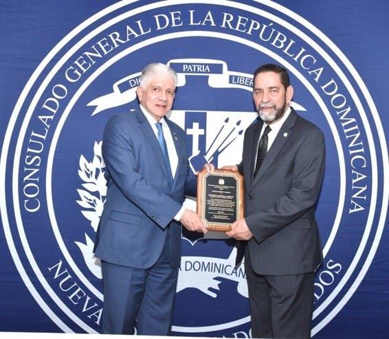 Cónsul dominicano en NY entrega “Placa de Honor” presidente Senado-RD