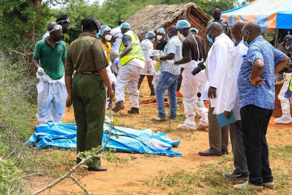 Suben a 241 miembros de secta muertos en Kenia por ayunar para ver a Jesucristo