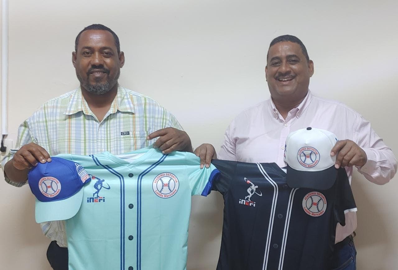 Dirección de INEFI entrega uniformes y utilería deportiva