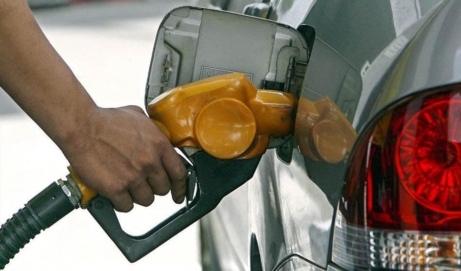 Gobierno decide bajar 2 pesos al combustibles