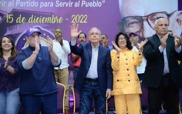 Danilo Medina presidió el sábado una reunión evaluativa con los enlaces de la agrupación en la provincia de Santo Domingo y constatar la marcha de la agrupación en cuanto a los trabajos proselitistas en medio de la campaña preelectoral, de cara a las elecciones del año 2024.