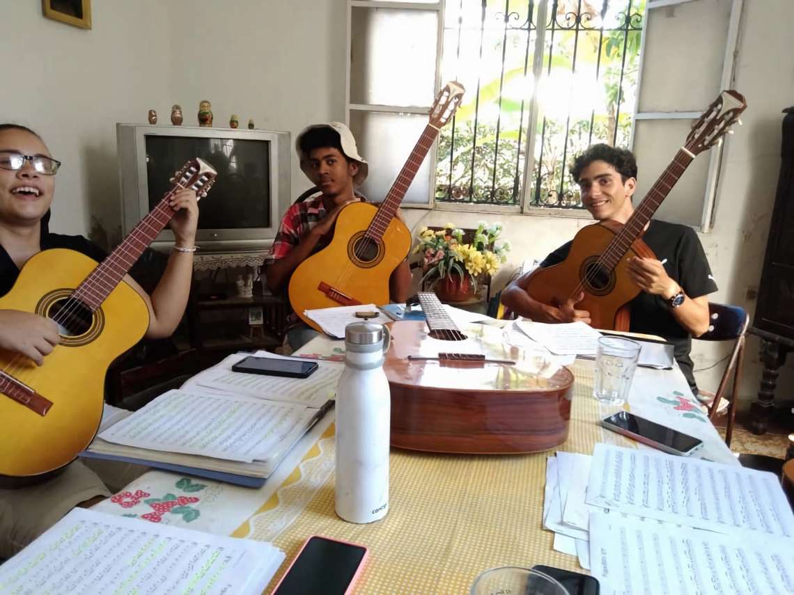 Gibson dona guitarras y juegos de cuerdas a alumnos de escuelas de arte en Cuba