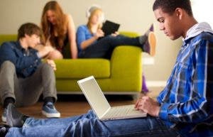 Unos 700 mil adolescentes italianos son “dependientes” del mundo virtual, según un estudio
