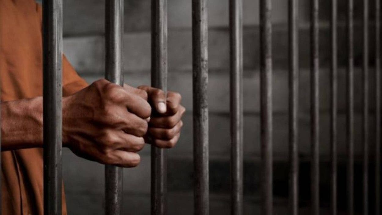 Apresan adolescente con dólares falsos