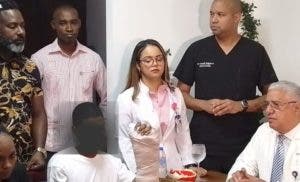 Inician terapia estudiante implantaron mano