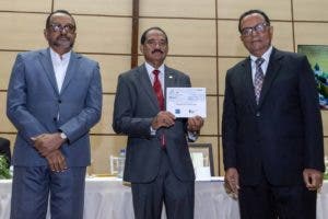 Miguel Phipps Cueto recibe Premio Biblioteca Nacional Literatura Infantil 2023