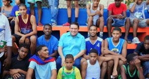 Eduardo Sanz Lovatón remoza cancha Los Gladiadores