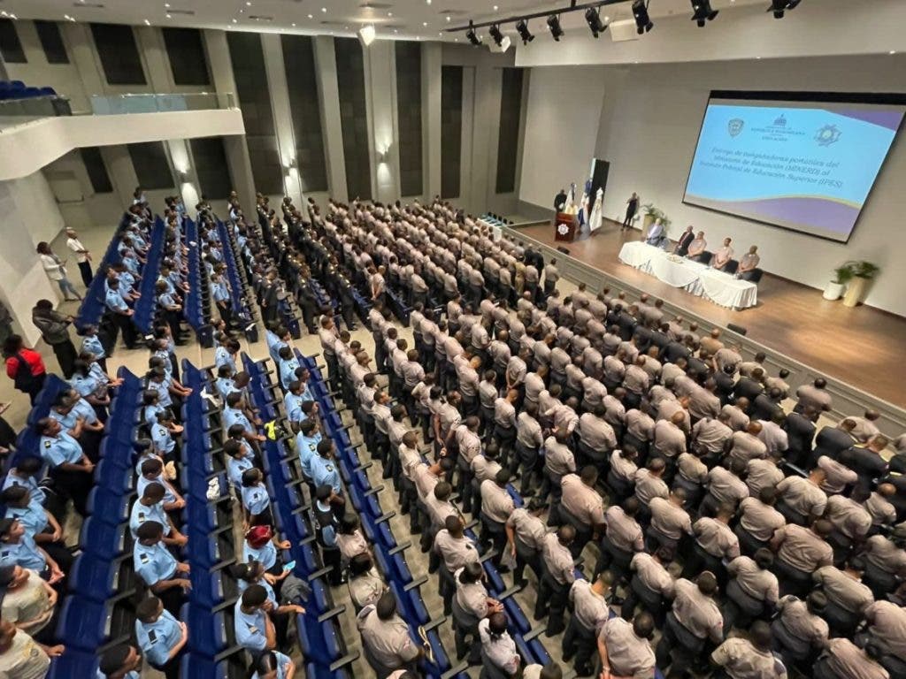 Ceremonia para entrega de laptops a los miembros de la Policía