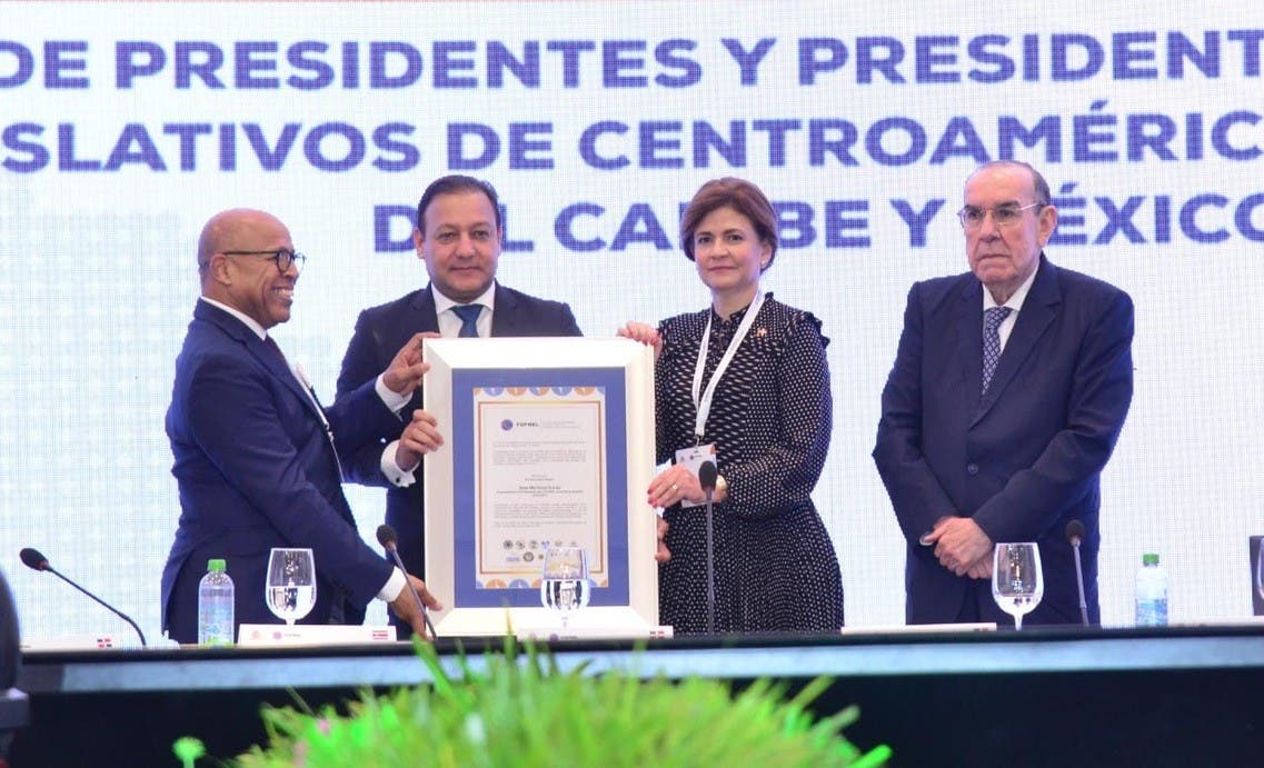 Abel Martínez es reconocido por Foro de Presidentes de Poderes Legislativos