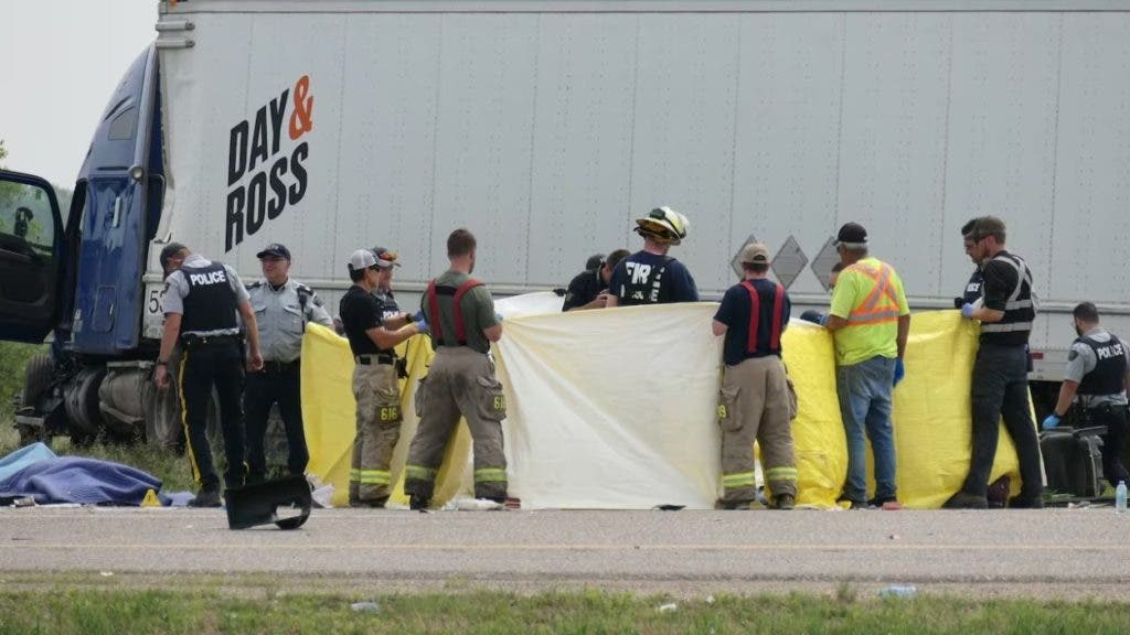 Al menos 15 muertos en accidente entre un camion y un microbus en oeste de Canada.