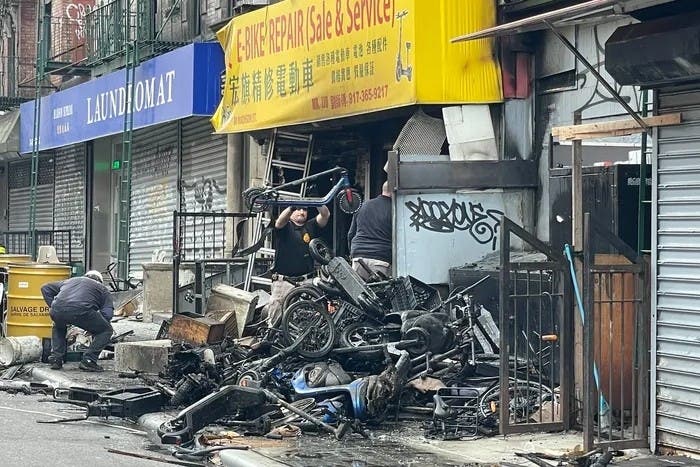 4 muertos en un incendio en tienda de bicicletas eléctricas en NY