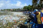 Oleada de basura se adueña de playa Montesinos
