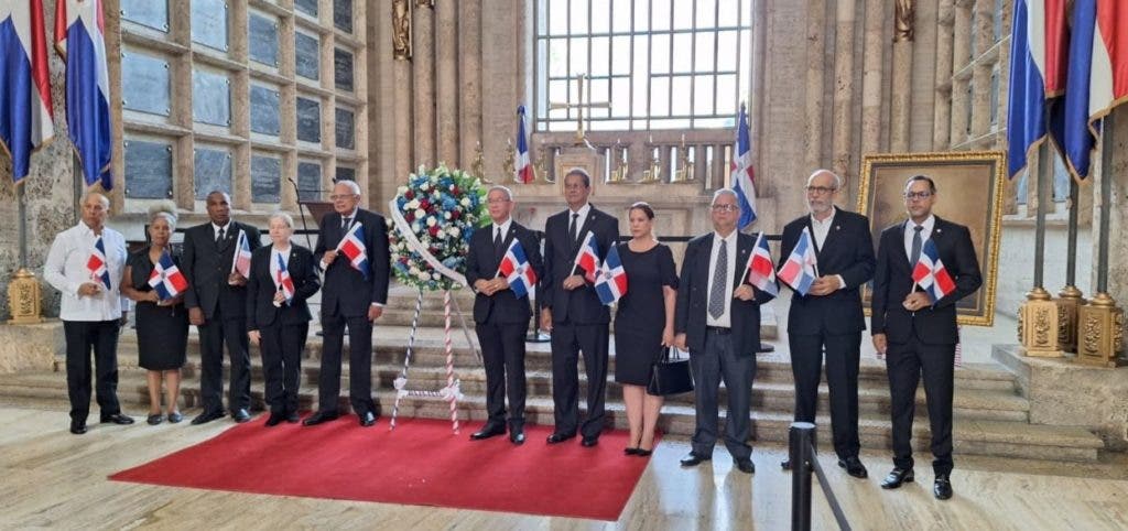 El presidente del Instituto Duartiano, Wilson Gómez Ramírez, acusó a la comunidad china en el país de emplear masivamente a extranjeros haitianos en en sus negocios, en violación al artículo 135 de la Ley 16-92. Gómez hizo la acusación durante una ofrenda floral en el Panteón Nacional honra la memoria de la heroína Rosa Duarte.