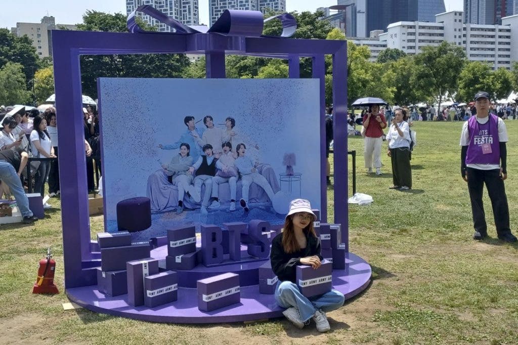 BTS tiñe de morado Seúl para celebrar 10 años de vida
