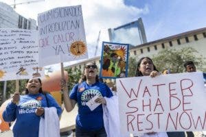 Obreros y agricultores inmigrantes de Miami piden ley de protección contra el calor