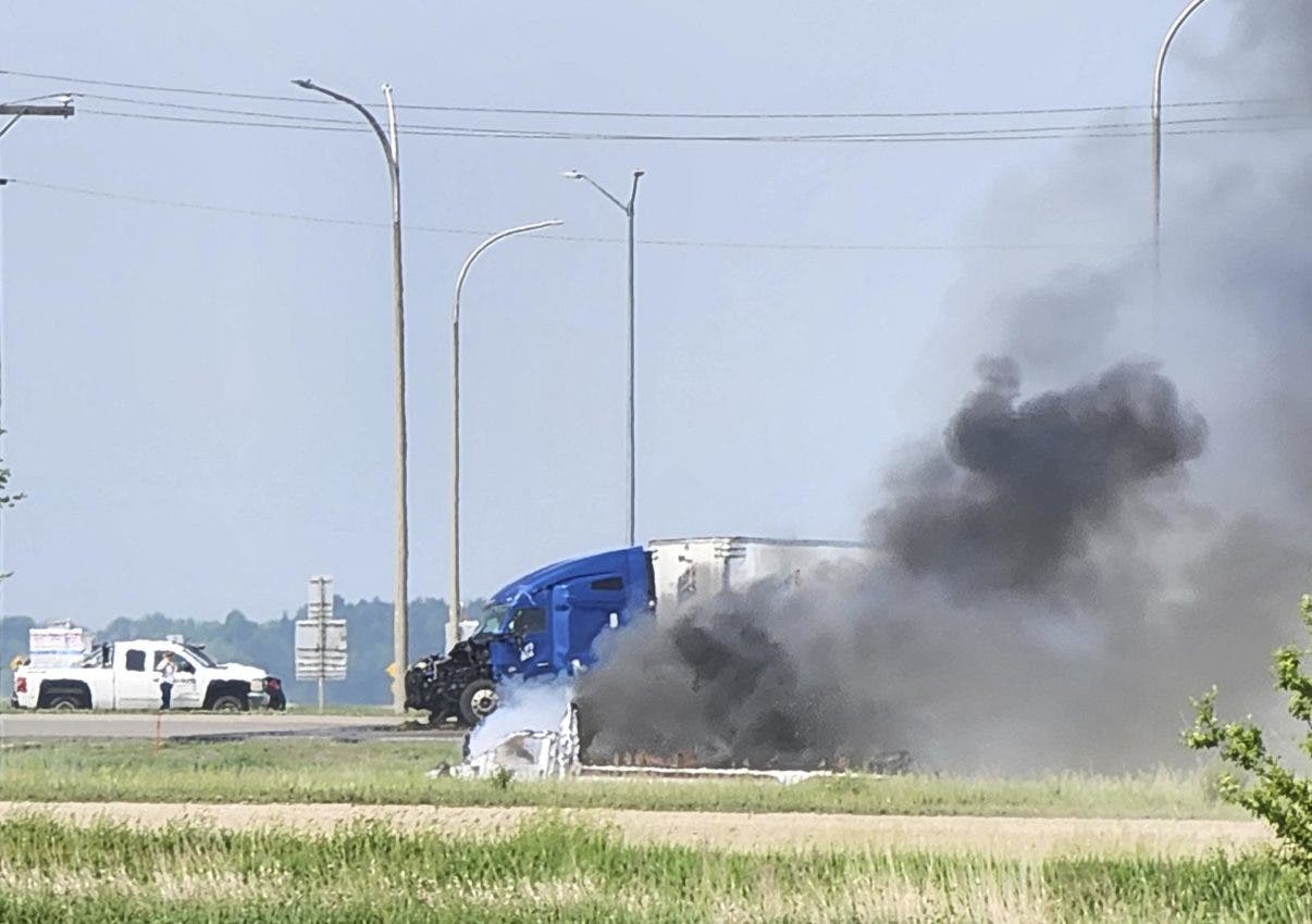 El microbús en el que murieron 15 personas causó el accidente, según la Policía canadiense