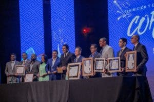 Iglesia recibe 281 reconocimientos por sus 10 años de servicios en RD