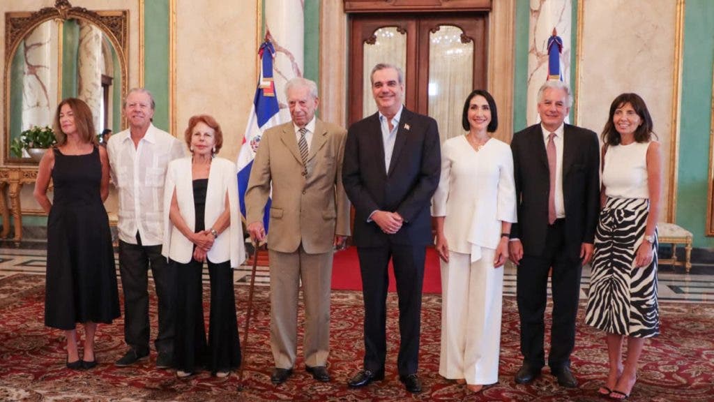 Gobierno defiende de las criticas la nacionalidad otorgada a Vargas Llosa