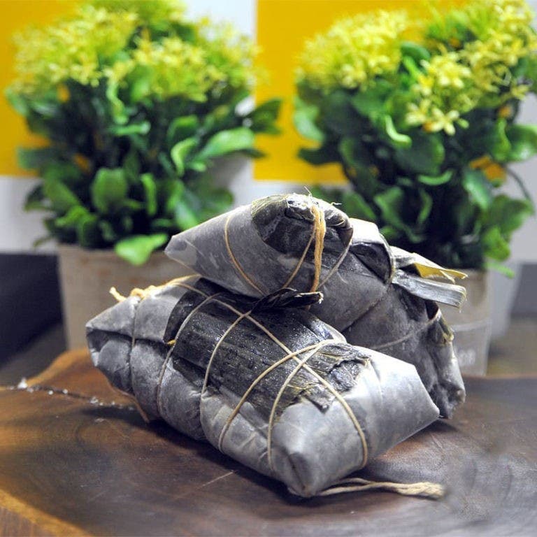 El pastel en hoja, un plato con sello “Serie 23”