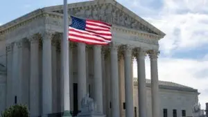 Supremo de EEUU rechaza que una escuela pueda obligar a las niñas a llevar falda