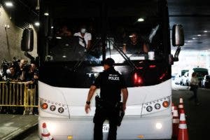 Llega a Los Ángeles autobús con más de 40 migrantes enviado por gobernador Texas
