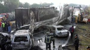 Cinco fallecidos, 14 lesionados y 16 autos colisionados deja choque múltiple
