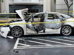 Acusan a una madre en Florida de dejar a sus 2 hijos en un automóvil que se incendió