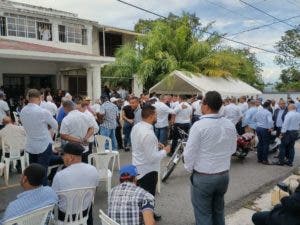 Cientos asisten a velatorio del alcalde de Cotuí