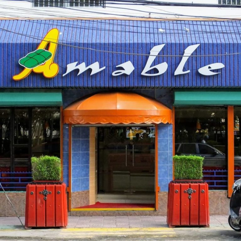 El pastel en hoja, un plato con sello “Serie 23”